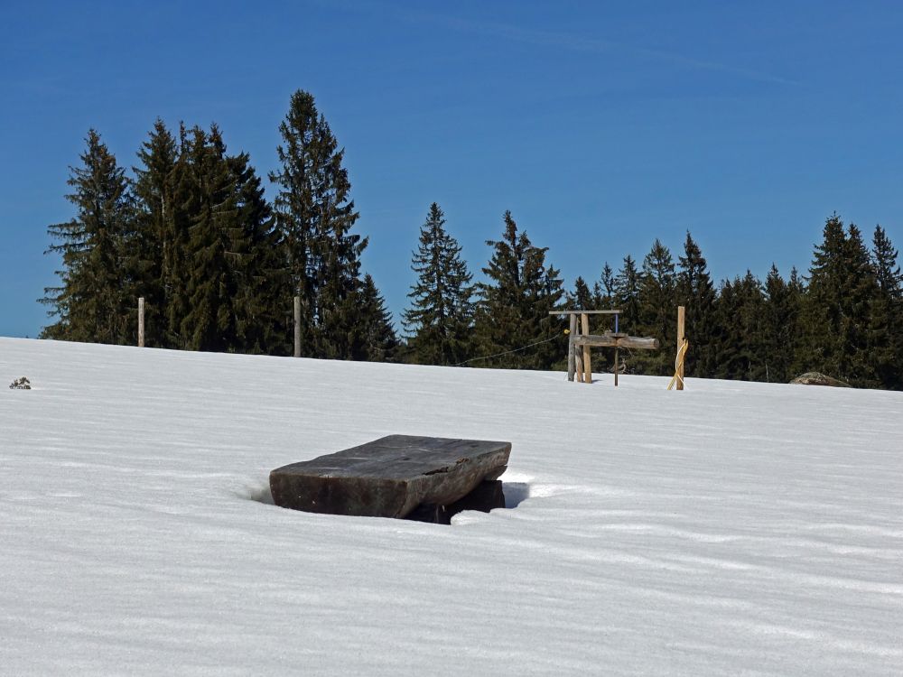 Sitzbank im Schnee