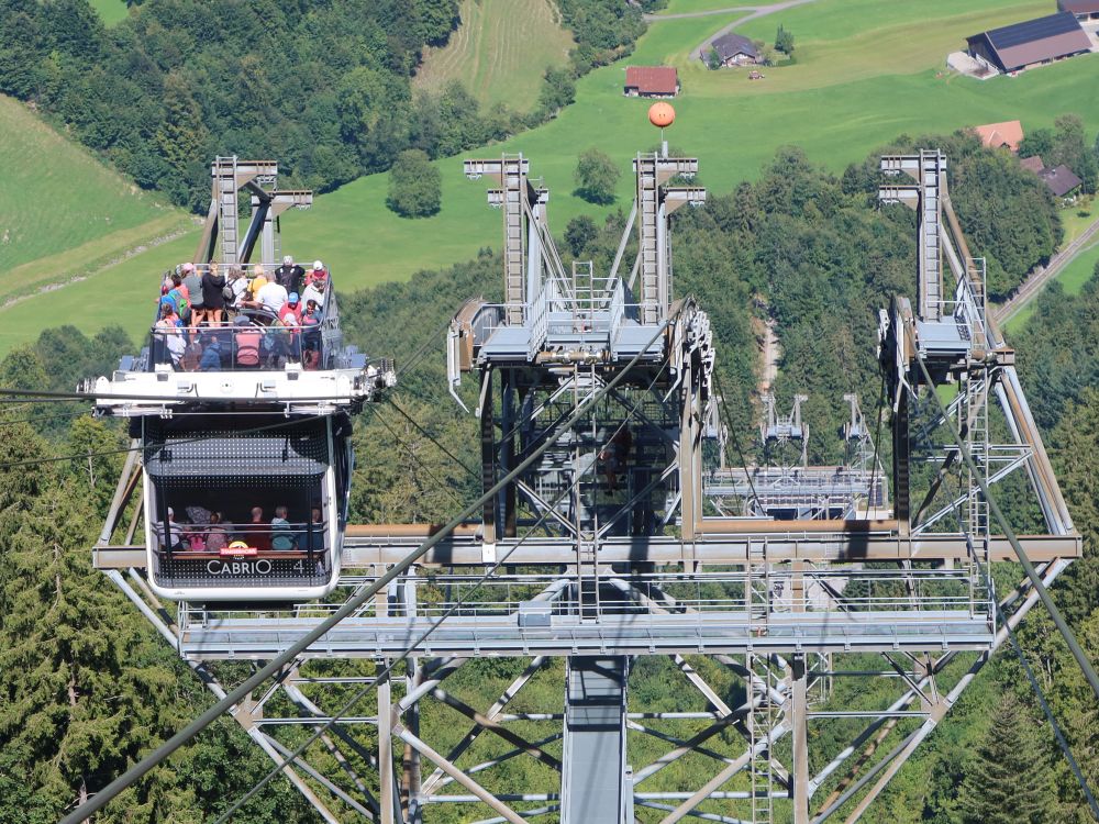engegenkommende Cabrio-Bahn am Stützmast