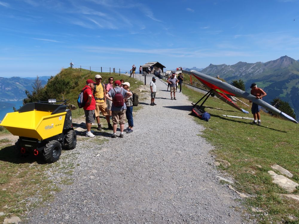 Touristen und Drachenflieger