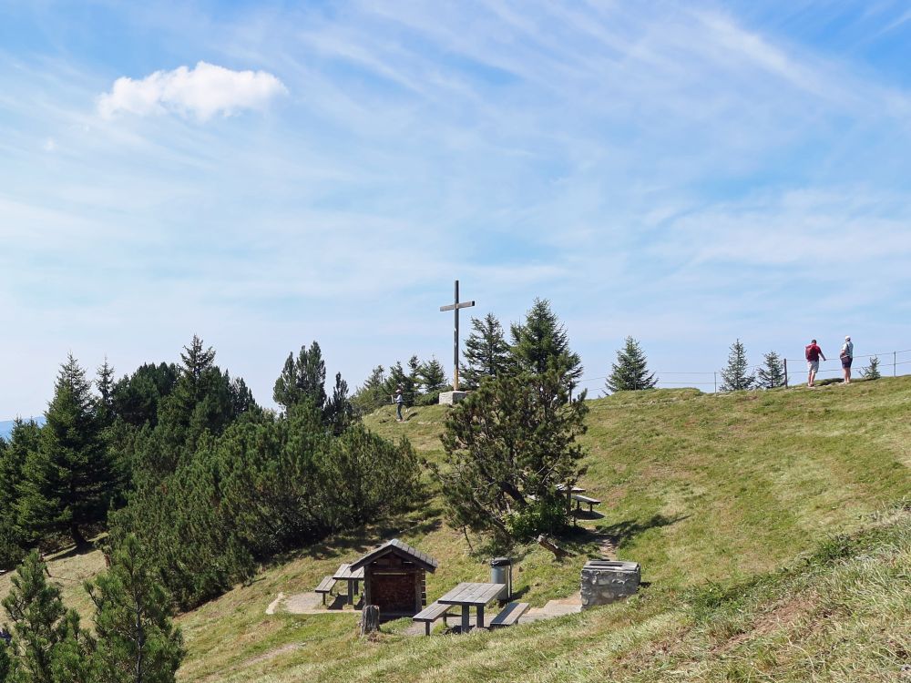 Grillplatz und Kreuz unterhalb der Gipfels