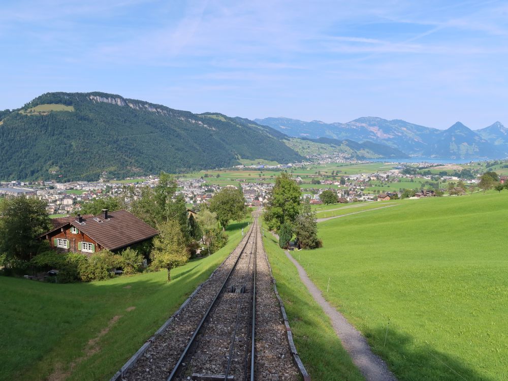 Schienen der Standseilbahn mit Stans und Bürgenstock
