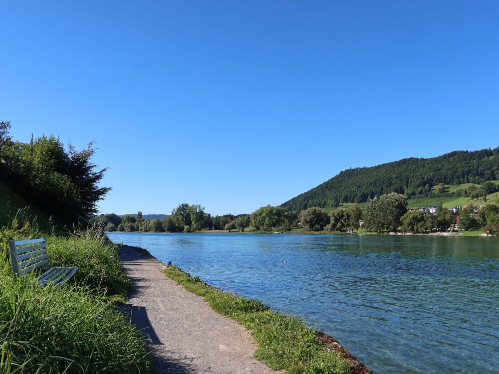 Sitzbank am Uferweg