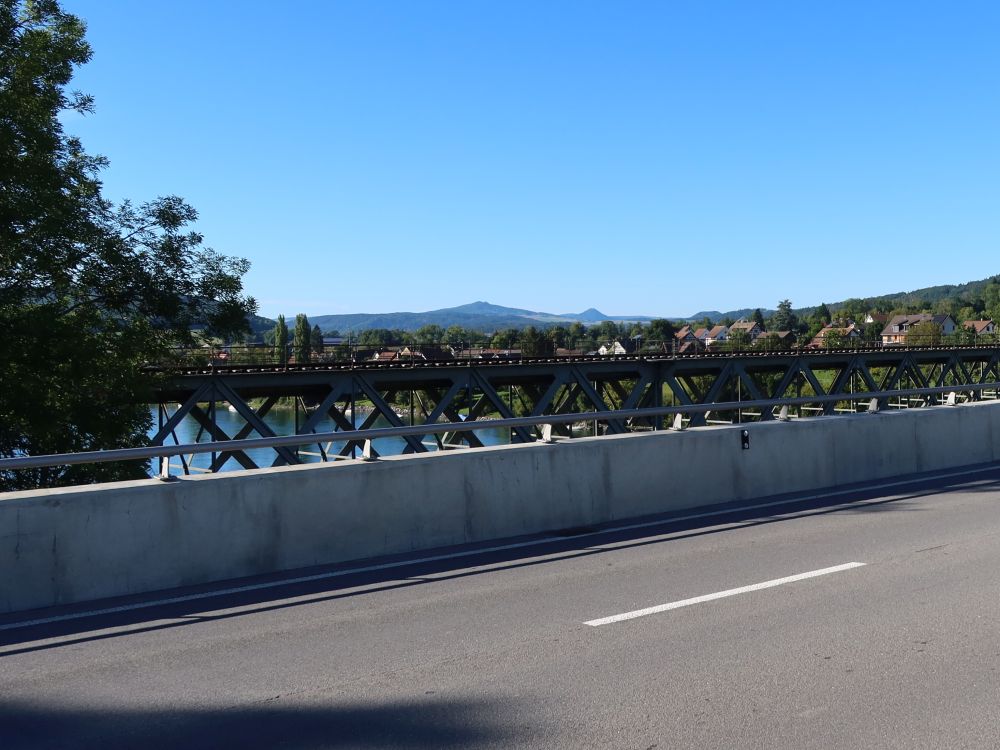 Hegauberge über der Eisenbahnbrücke
