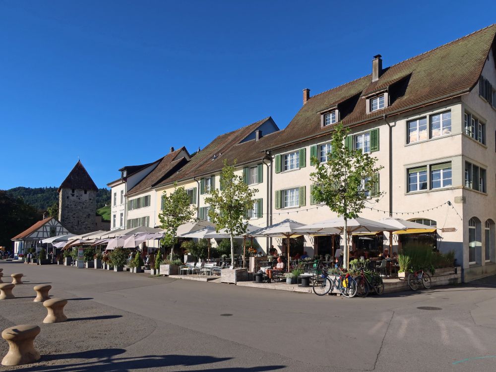 Hexenturm und Gastronomie an der Schifflände