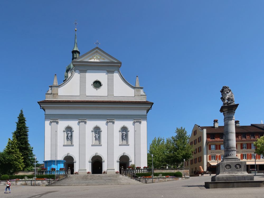 Kirche und  Löwendenkmal