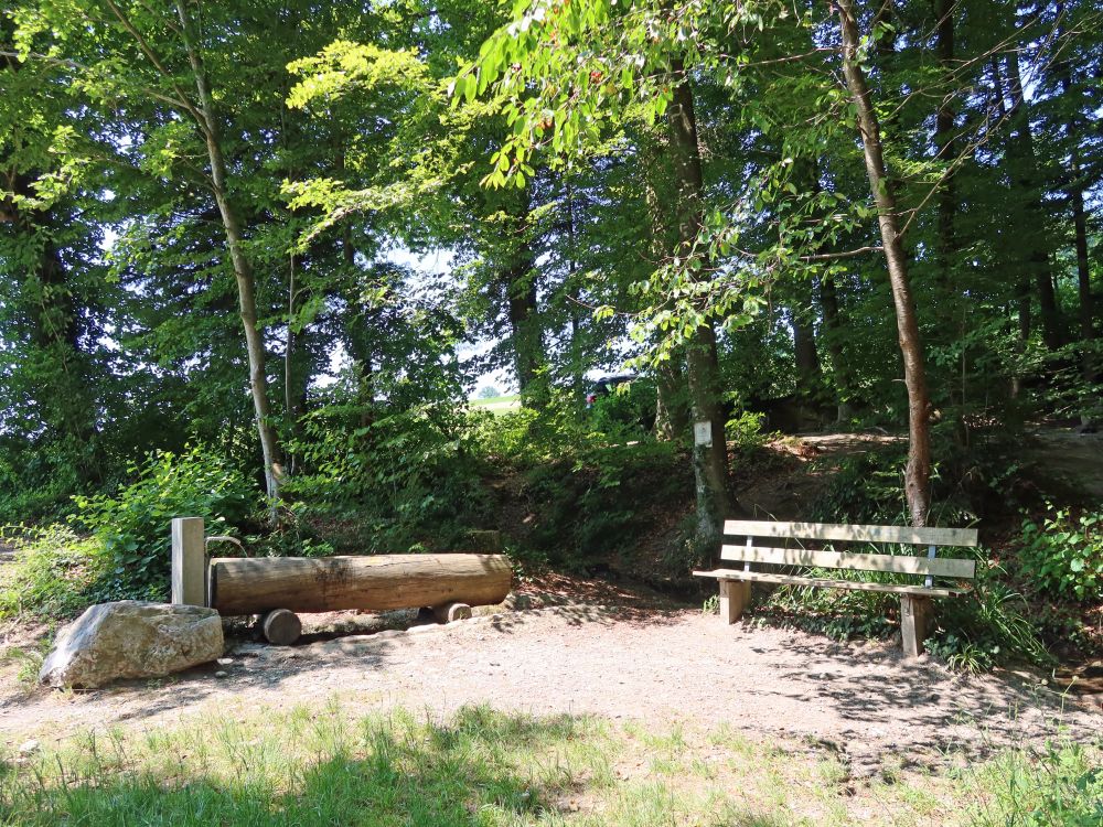 Sitzbank mit Brunnen