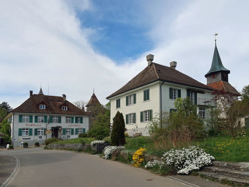 Gasthaus und Kirche