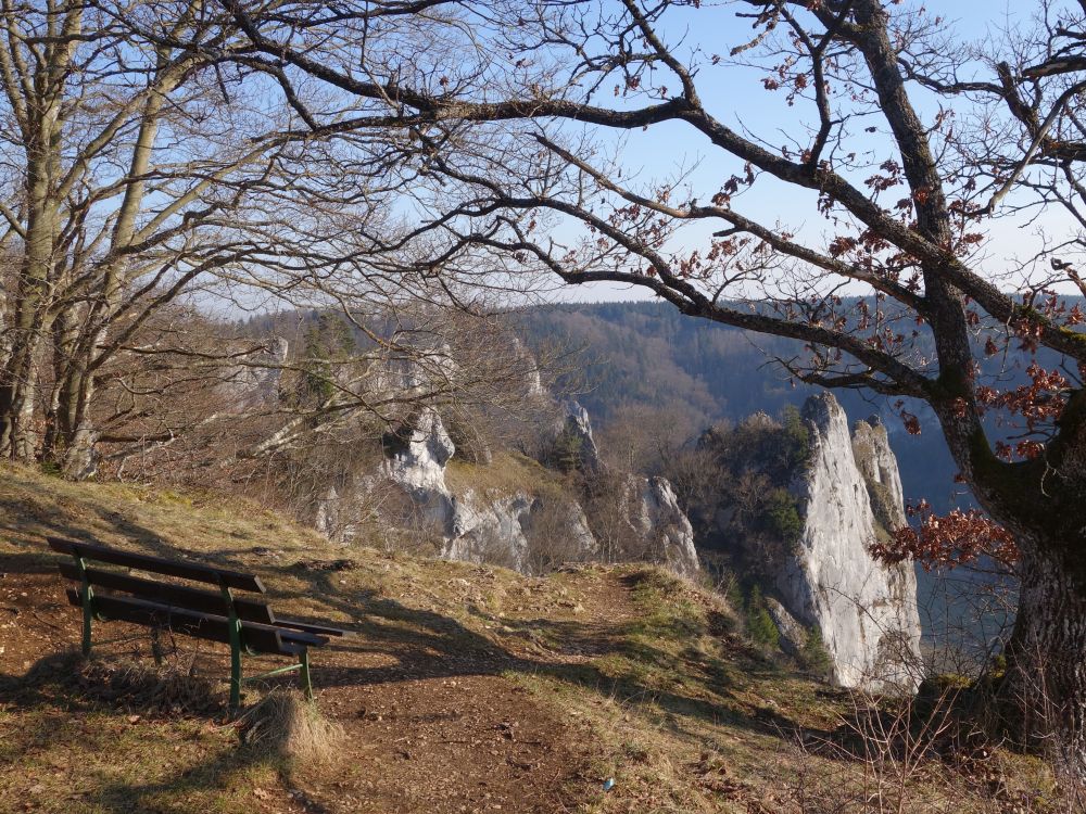 Sitzbank mit Blick auf die Donau