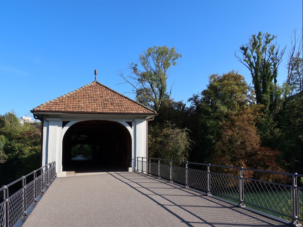 überdachte Holzbrücke