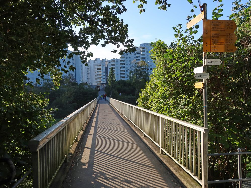 Fussgängerbrücke zu Wohnblock Webermühle