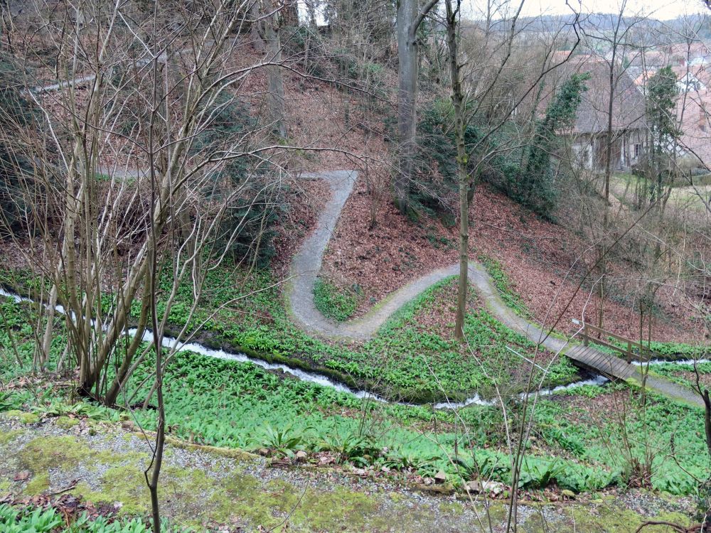 Weg und Bach im Schlosspark