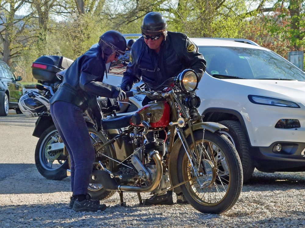 Oldtimermotorrad mit altem Pärchen