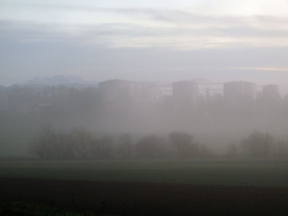 Glarner Alpen und Öllager im Nebel