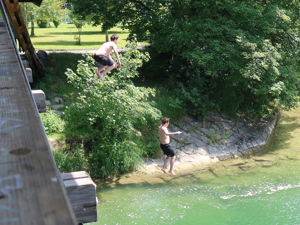 Sprung von der Brücke
