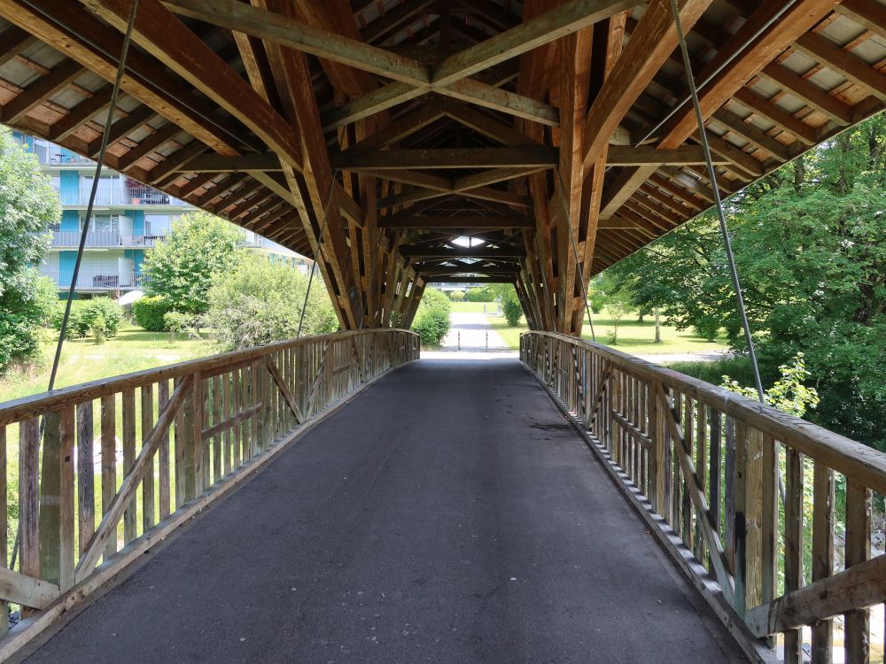 gedeckte Holzbrücke