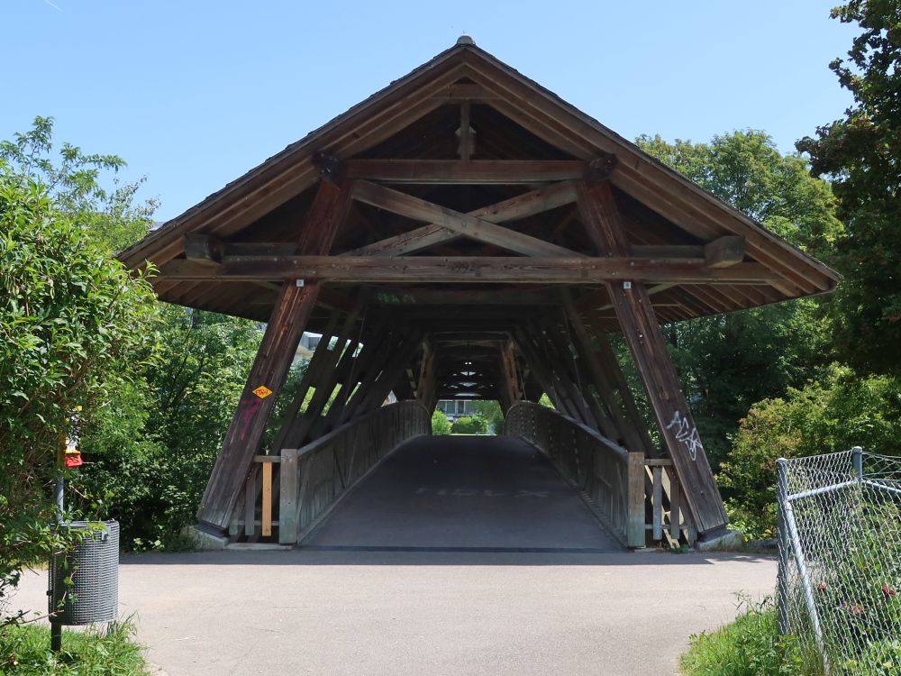 gedeckte Holzbrücke
