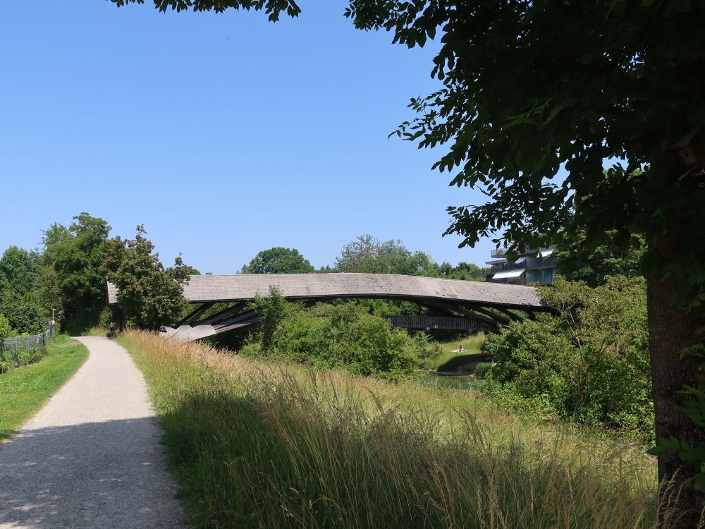 gedeckte Holzbrücke