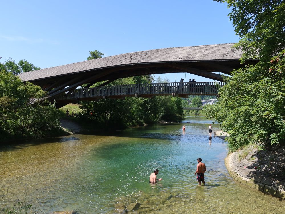 gedeckte Holzbrücke