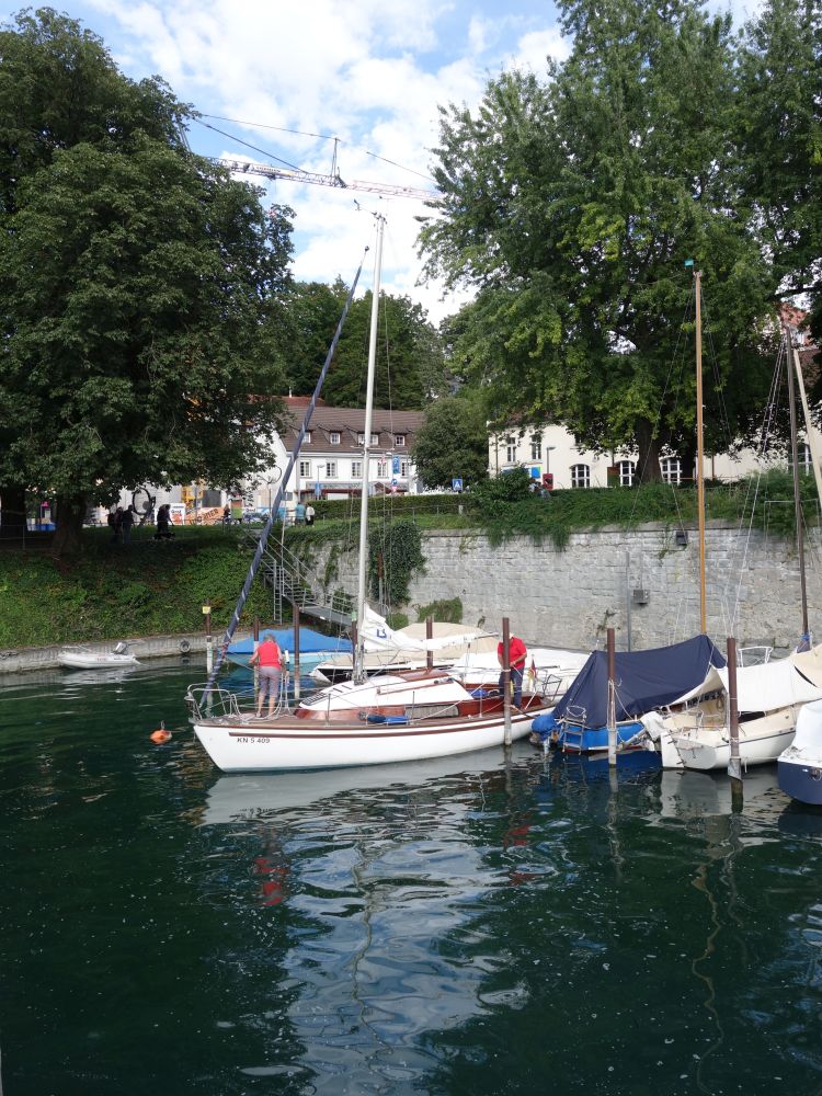 Segelboot im Hafen