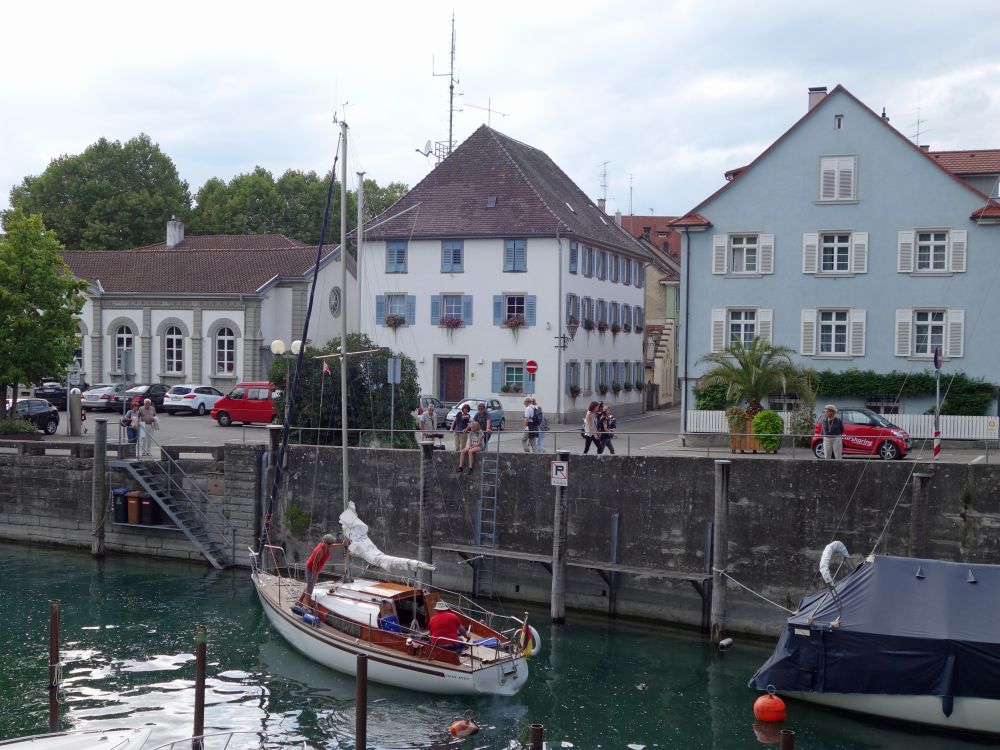 Segelboot im Hafen