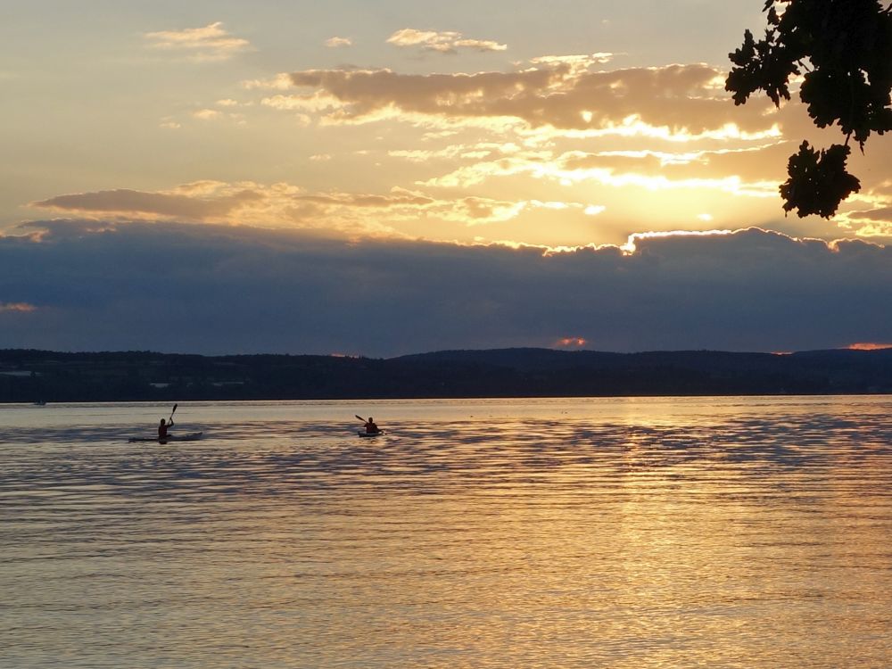 Paddler im Abendlicht