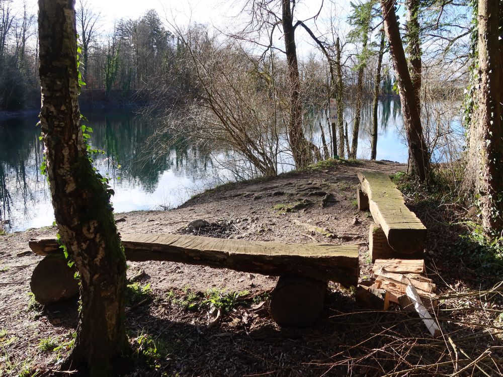 Sitzbänke am Wisterenweiher