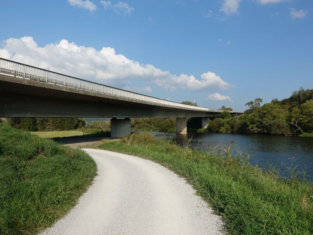 Strassenbrücke über die Donau