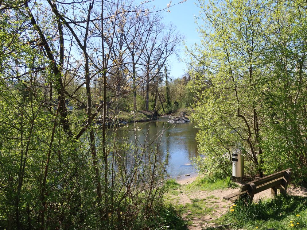 Sitzbank an der Limmat