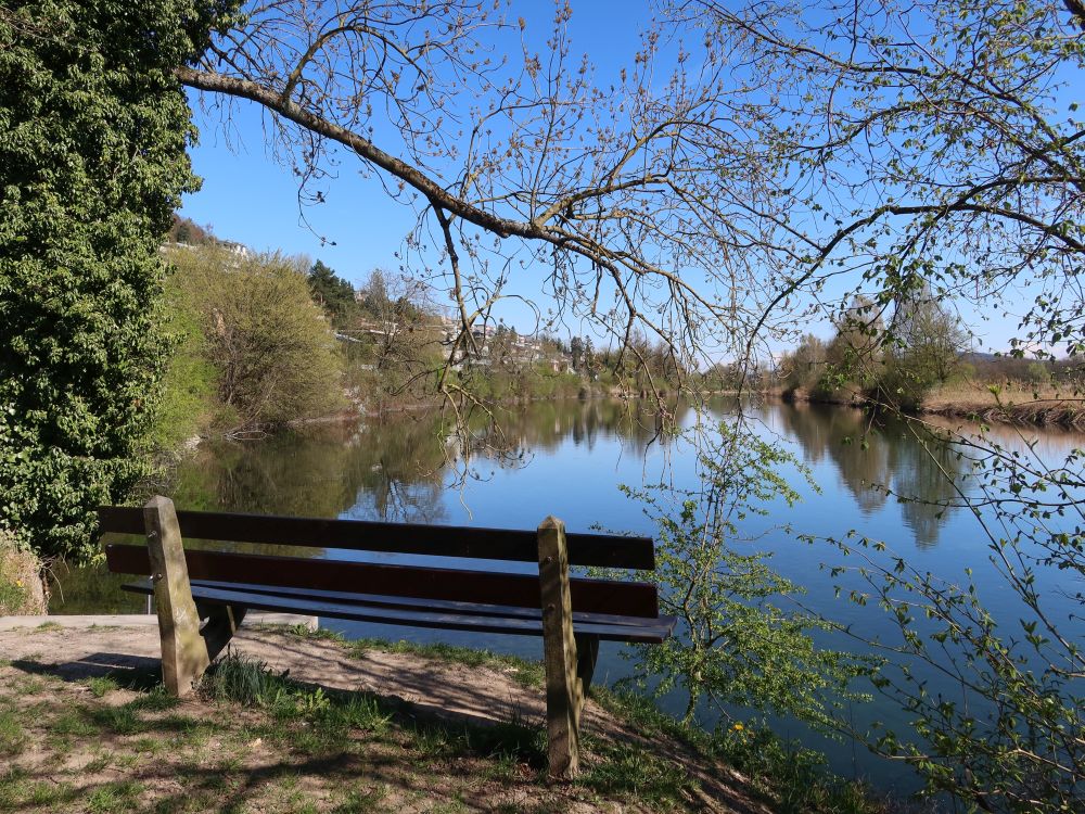 Sitzbank an der Limmat