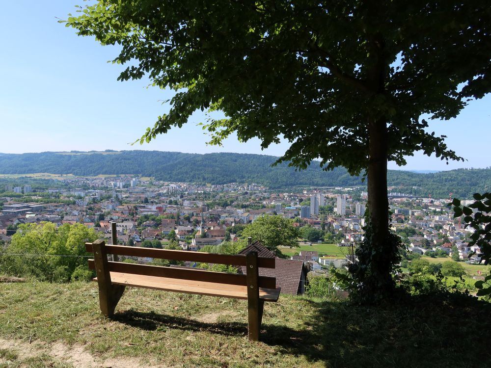 Sitzbank mit Stadtblick