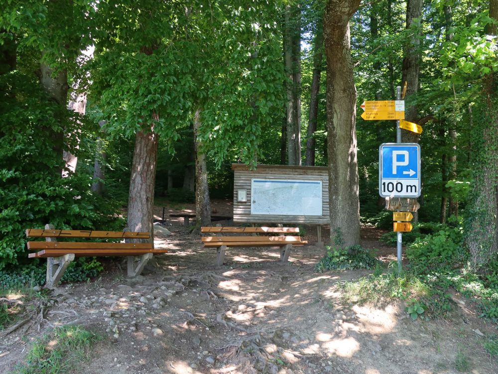 Sitzbänke und Wanderwegweiser