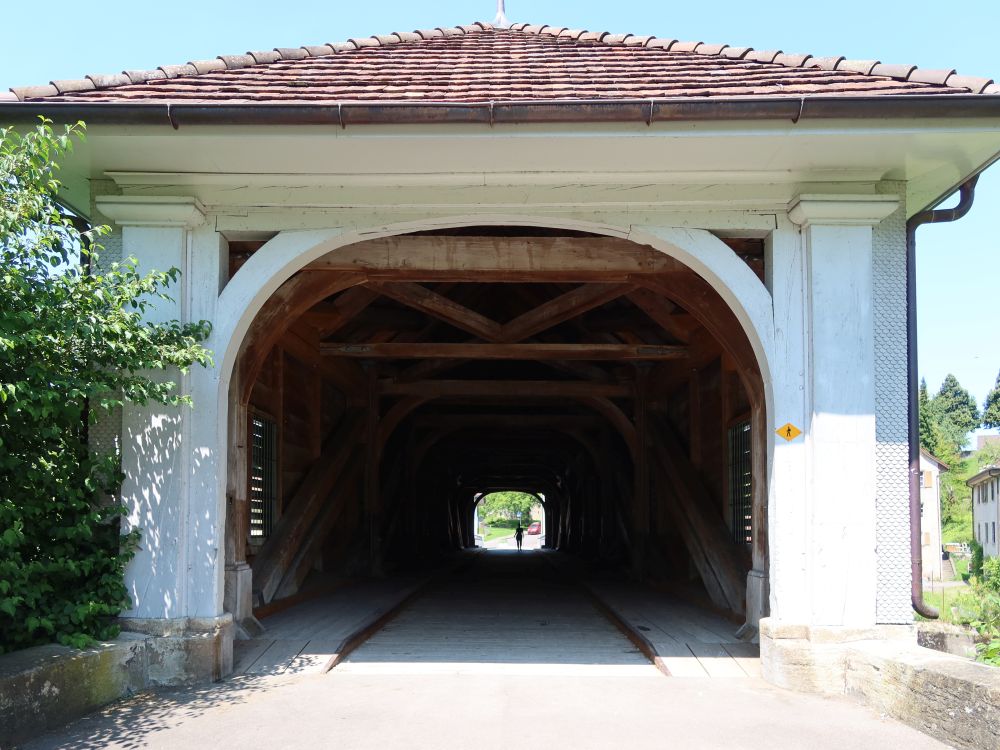 gedeckte Holzbrücke