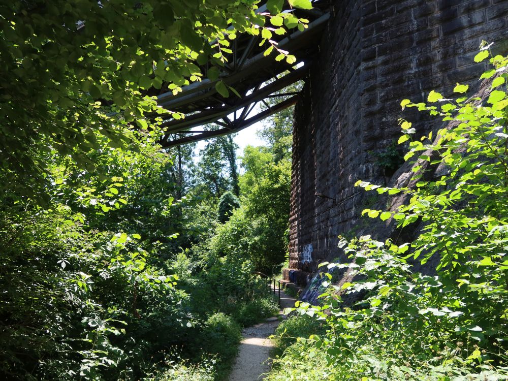 unter der Eisenbahnbrücke