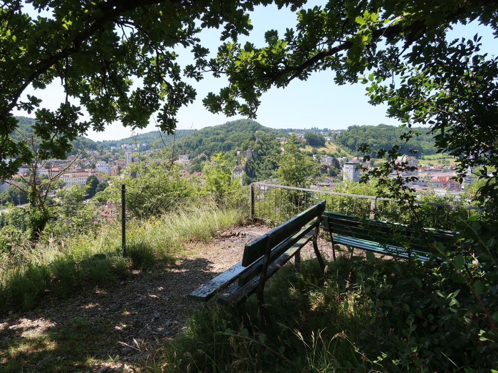 Sitzbänke mit Blick auf Baden
