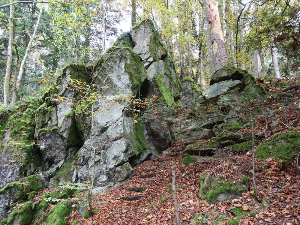 Treppe zwischen Felsen