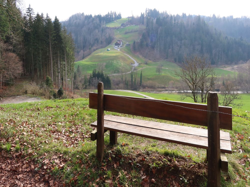 Sitzbank und Blick auf Tobel