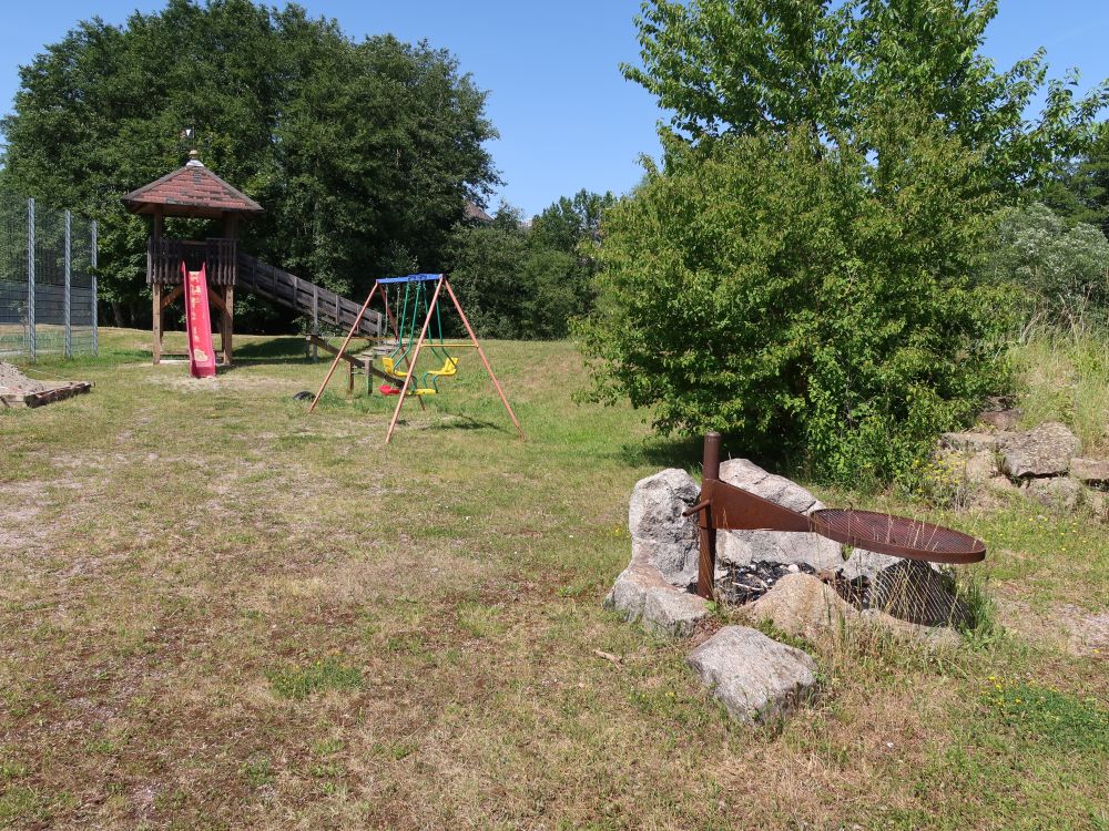 Spielplatz und Grillstelle