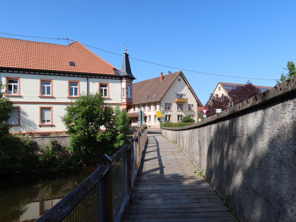 Fussgängerweg auf Bregbrücke
