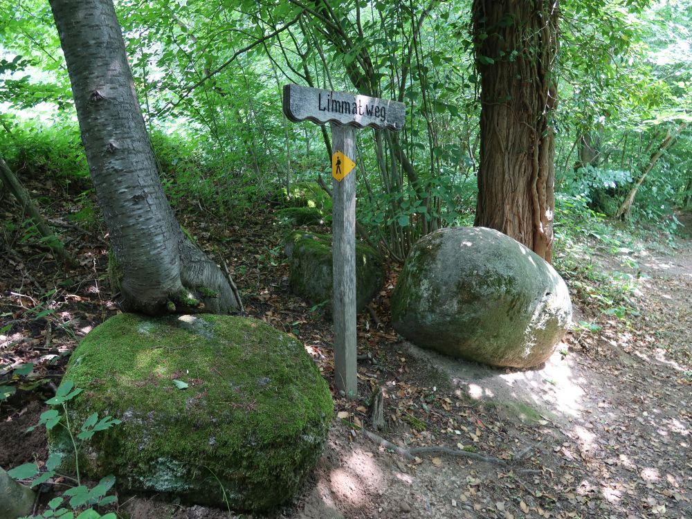 Wegtafel zwischen Steinen