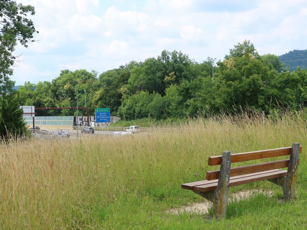 Sitzbank mit Autobahnblick