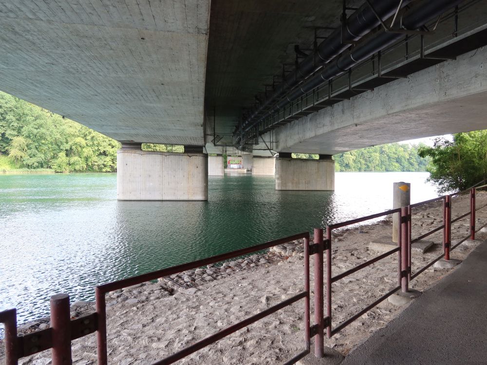 unter der Autobahnbrücke