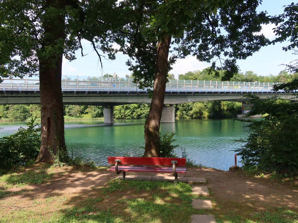 Sitzbank mit Blick auf Autobahnbrücke