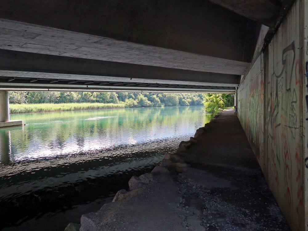 unter der Autobahnbrücke
