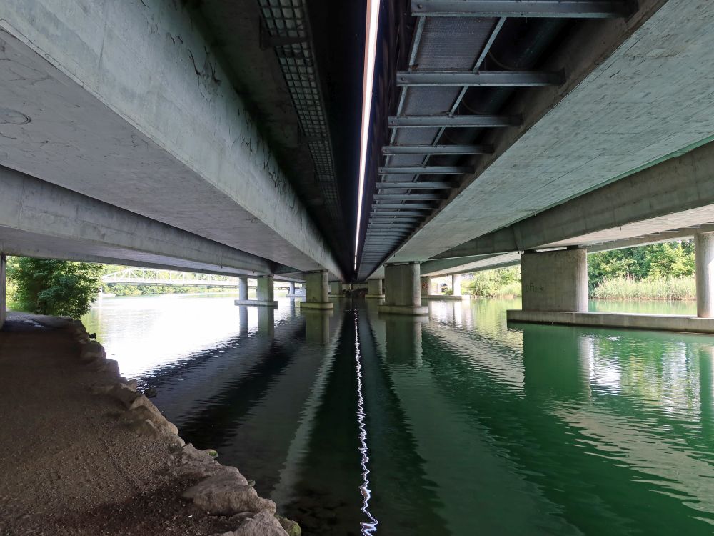 unter der Autobahnbrücke