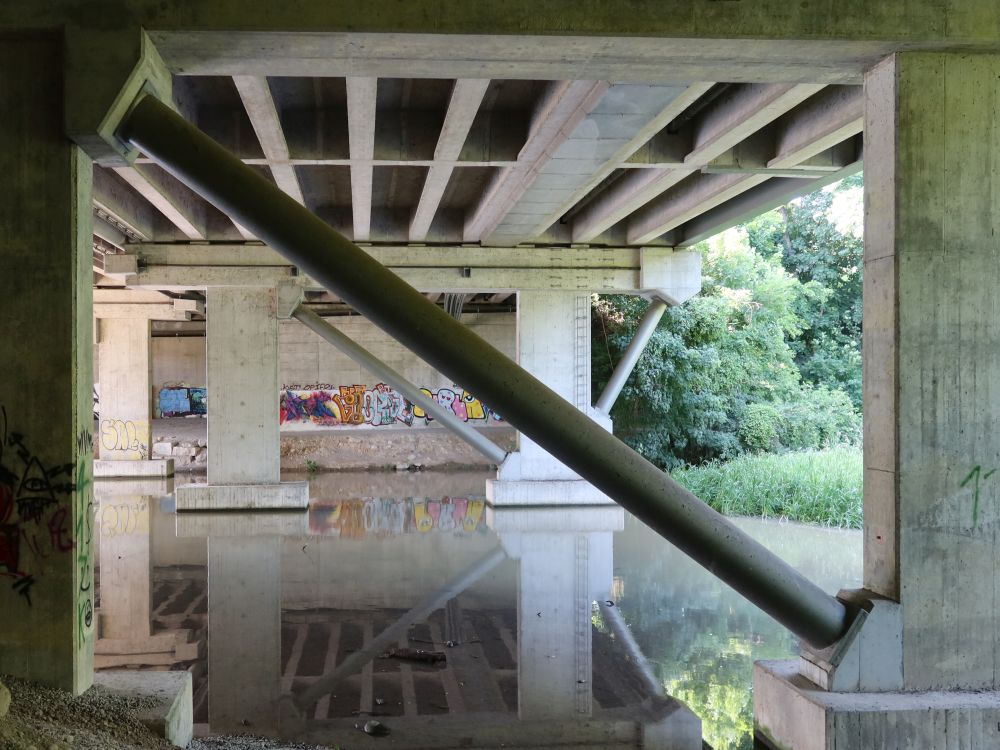unter der Autobahnbrücke