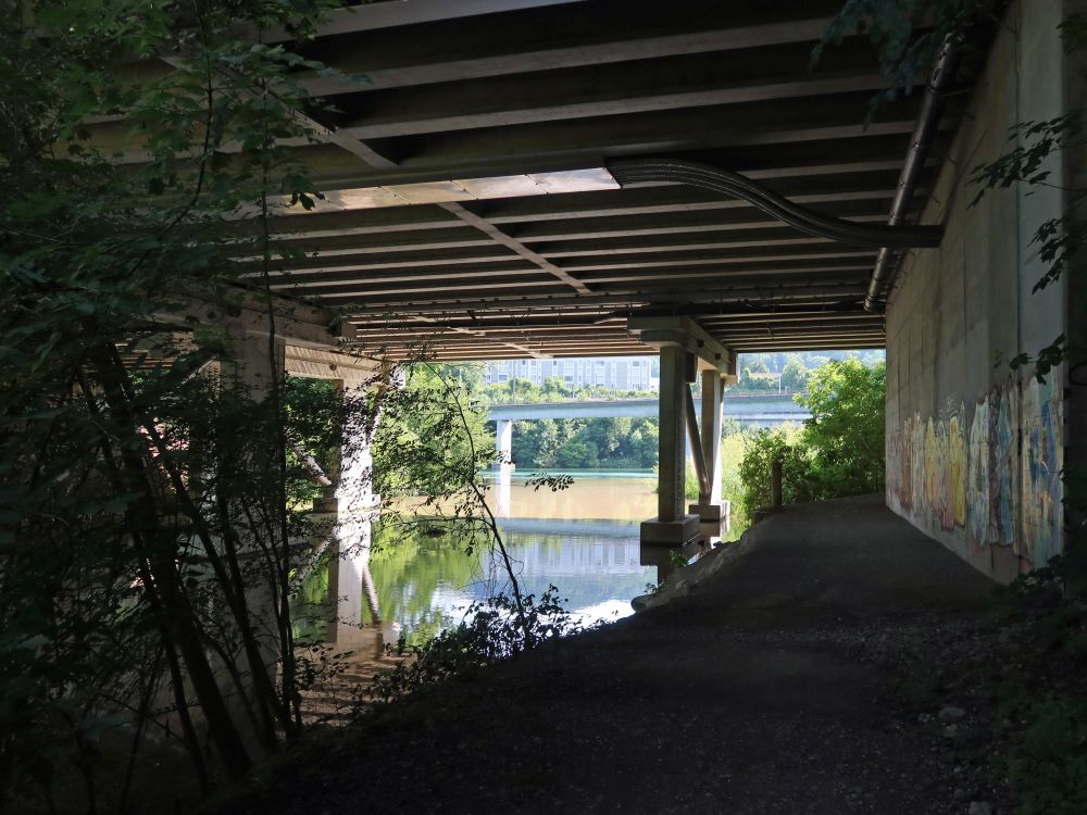 unter der Autobahnbrücke