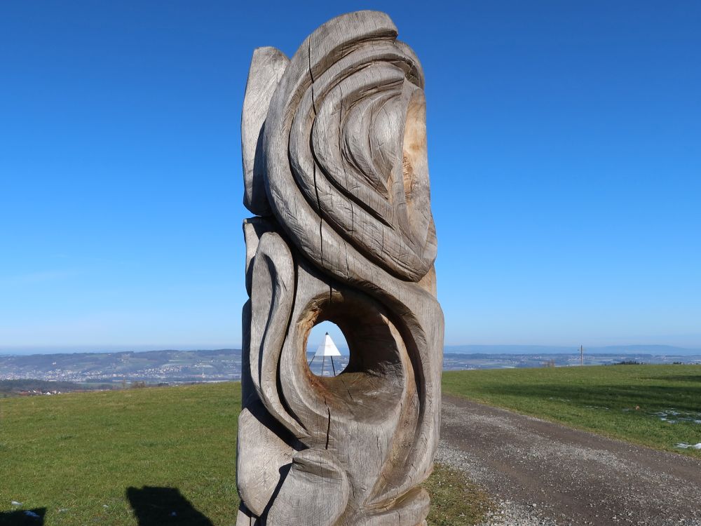 Vermessungssignalpyramide im Loch