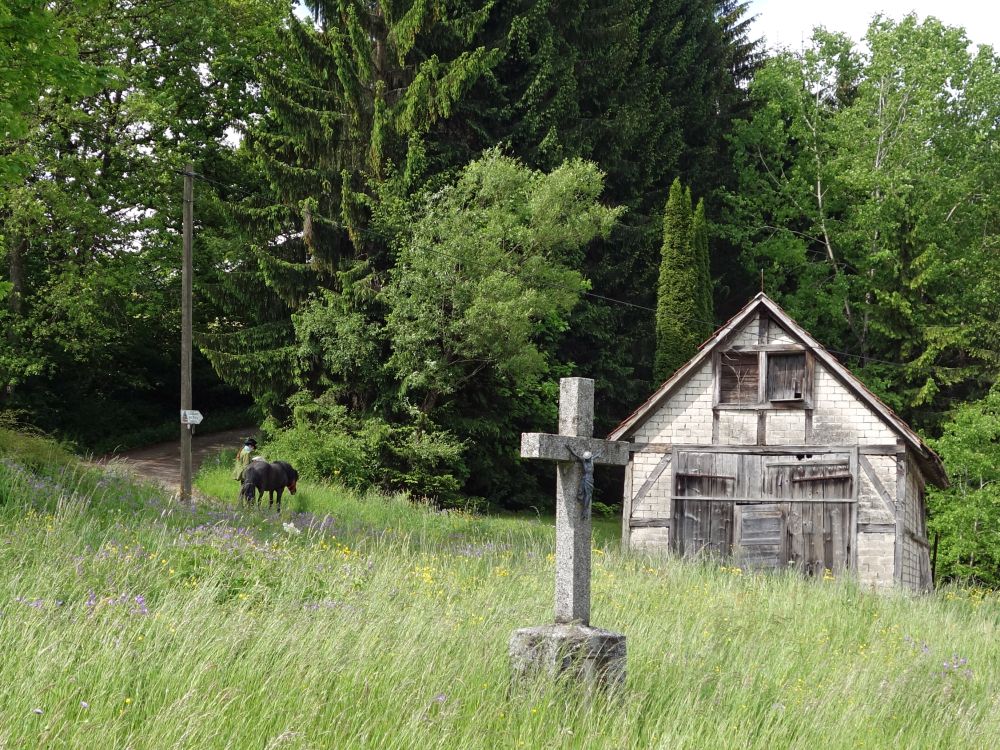 Reiterin und Wegkreuz