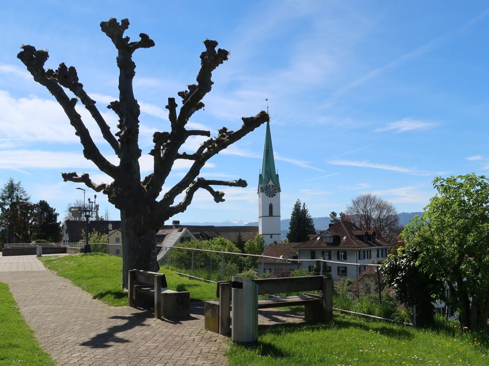 Sitzbänke und Kirche