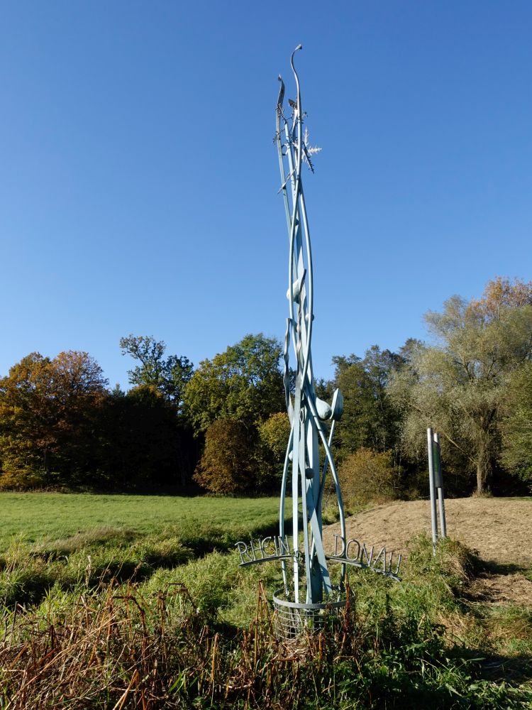 Figur zur Wasserscheide Rhein Donau